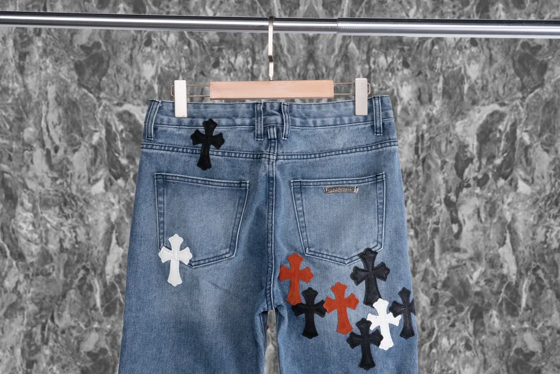 P250 Chrome Hearts Chrome Hearts city-limited flame black, red and white leather jeans need to be washed after the finished product is disassembled and hand-made with sheepskin cross leather and then spliced ​​together to complete. The whole piece has too many craftsmanship to explain. The cabinet price is 16W+, the patchwork is decorated with cross flowers, and the high-waisted washed jeans! ! Absolutely high-end luxury products, 8W+ level god-level single products, super popular products, made with top heavy industry, a magic weapon that cannot be missed. About Kroxin This is an extremely luxurious fashion brand, which can also be called the aristocrats of the high street. It has always been an exclusive brand for some hipsters or the rich second generation. Compared with ordinary high streets, it is more luxurious and noble. Compared with luxury brands, it has a more fashionable personality and has always been a brand that I have a special liking for. Style number: 1849 Color: blue Size: 28 30 32 34 36 28 Waist 86 Hips 100 Length 102 30 Waist 90 Hips 104 Length 104 32 Waist 94 Hips 108 Length 106 34 Waist 98 Hips 112 Length 110 36 Waist 102 Hips 116 Pants length 112